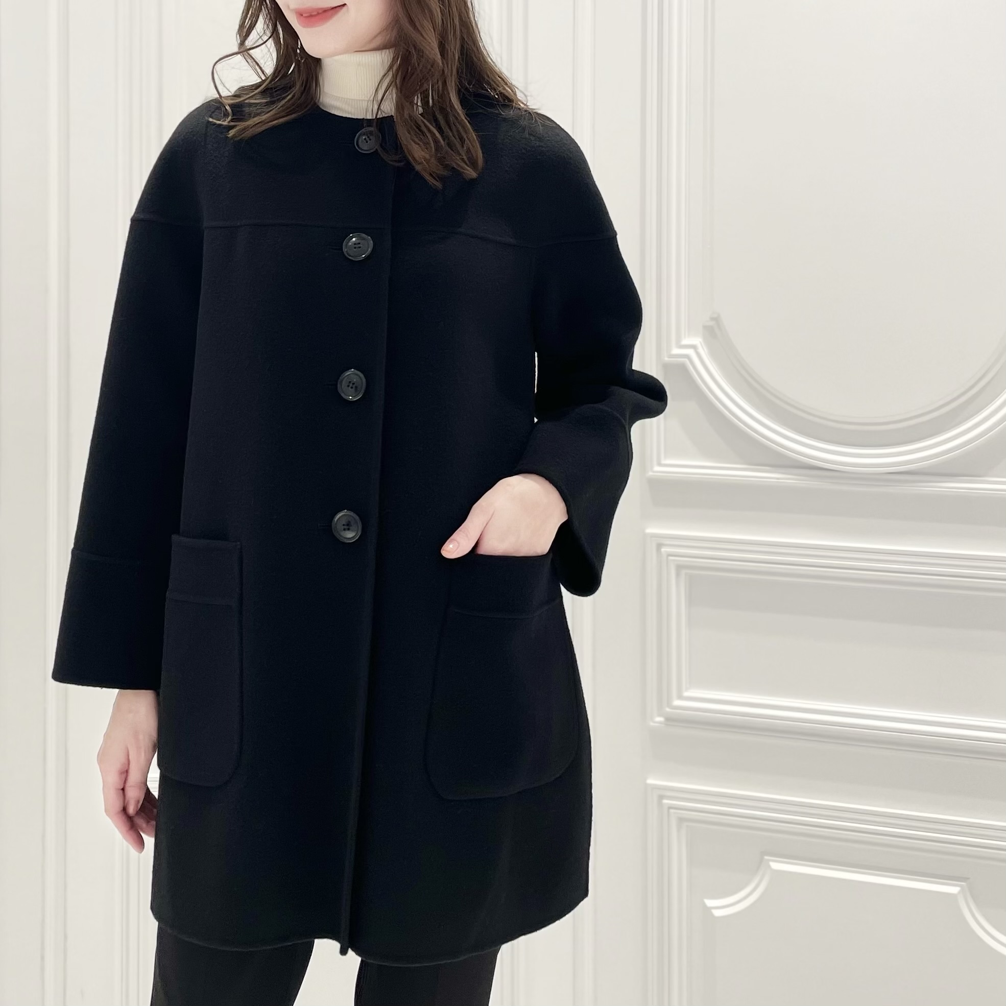 エムプルミエブラック フーディーミドルコート ブラック ファーコートで魅せる洗練オールブラック冬コーデ | m-i-d | M-PREMIER