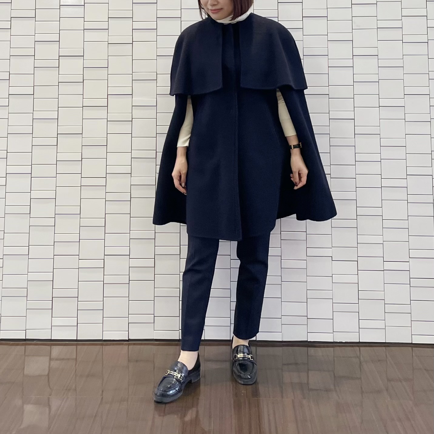 こなれ見えが叶うケープコートで品格漂う上級者スタイル | m-i-d | M