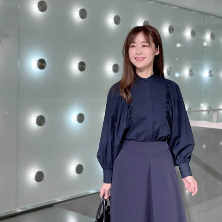 ギャザーネックラグランスリーブブラウス＞はe-shoppingに近日