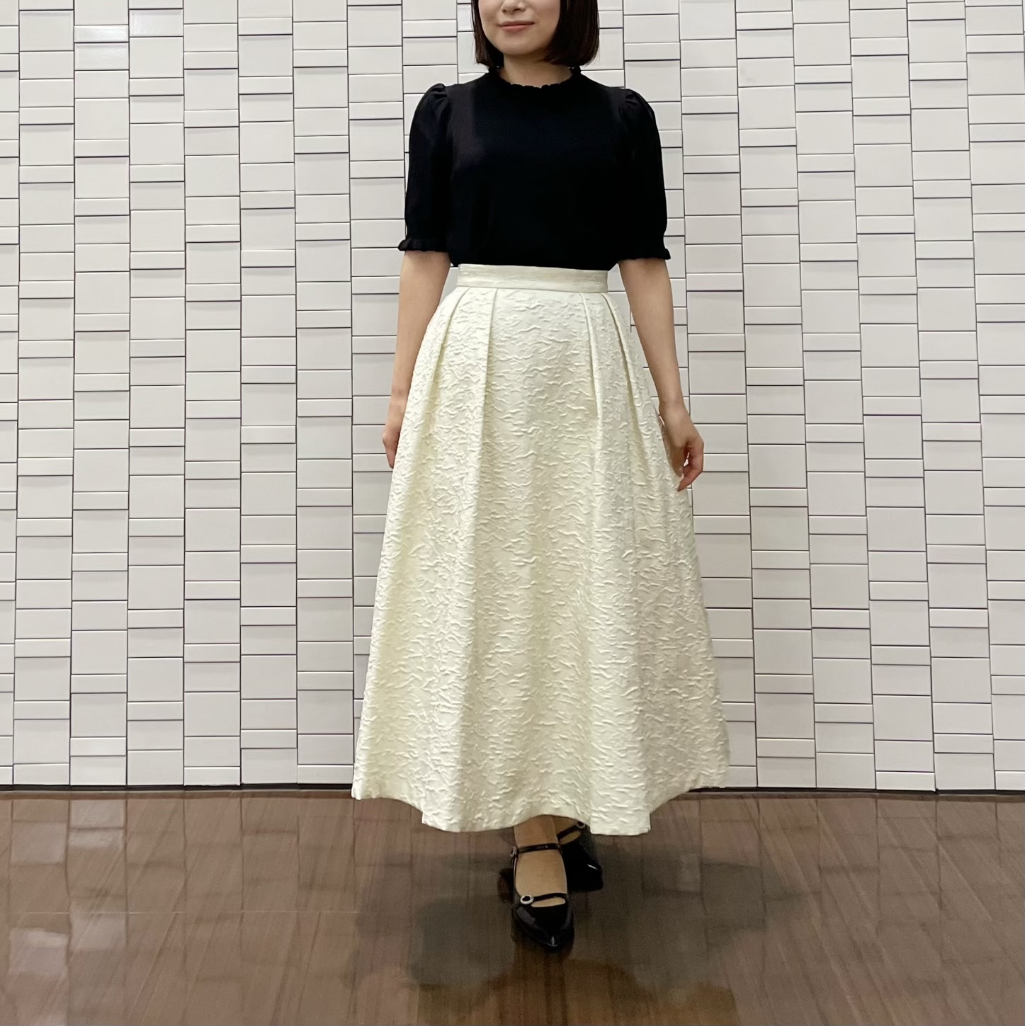 高級感漂うフラワージャガードタックスカートはモノトーンで大人