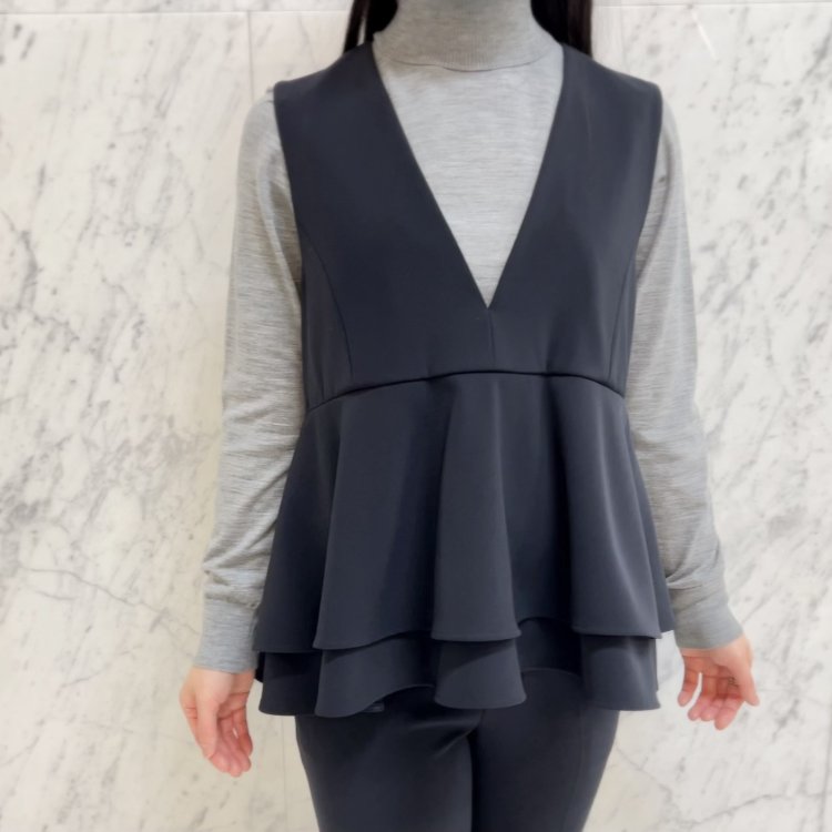 今週の人気アイテム＜ダブルクロスVネックペプラムジレ＞の 