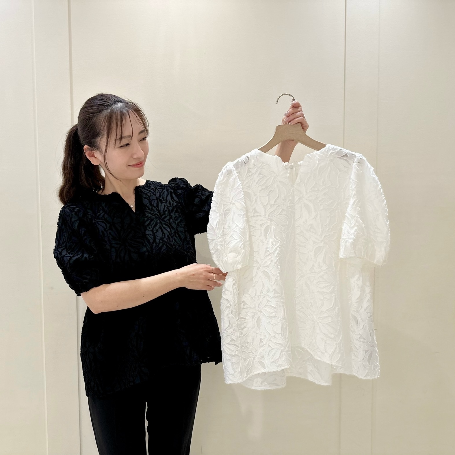 RECOMMEND ITEM / シアー感のあるフラワージャガード素材が