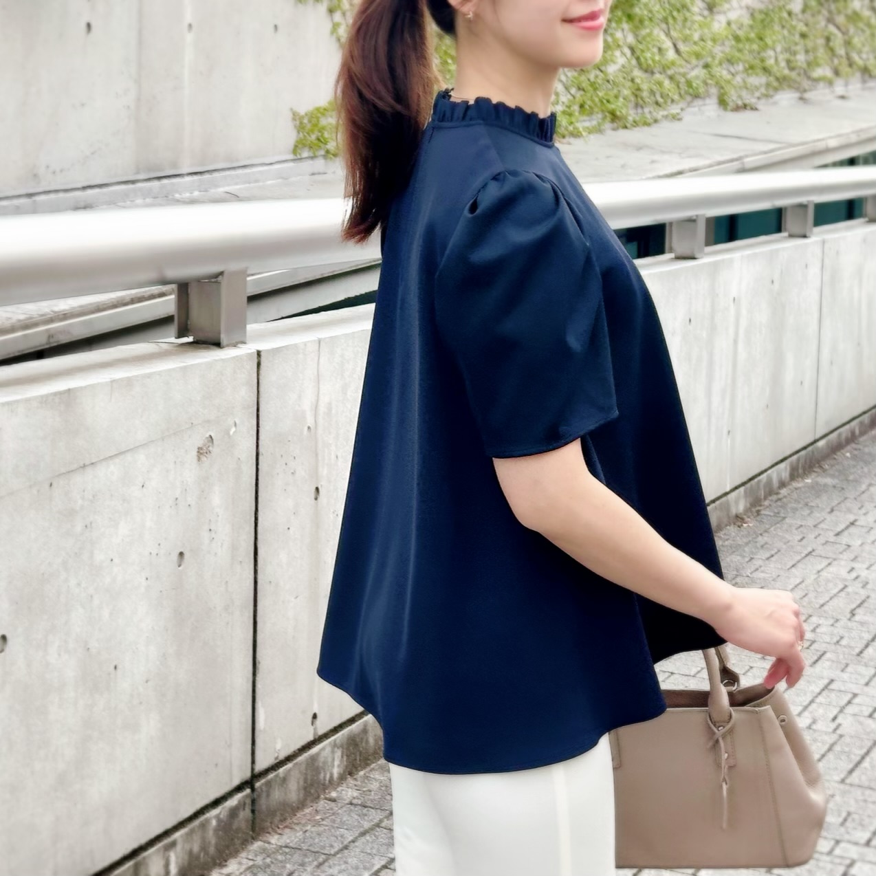 品よく盛れるフリルブラウスならネイビー×ホワイトのベーシックカラー