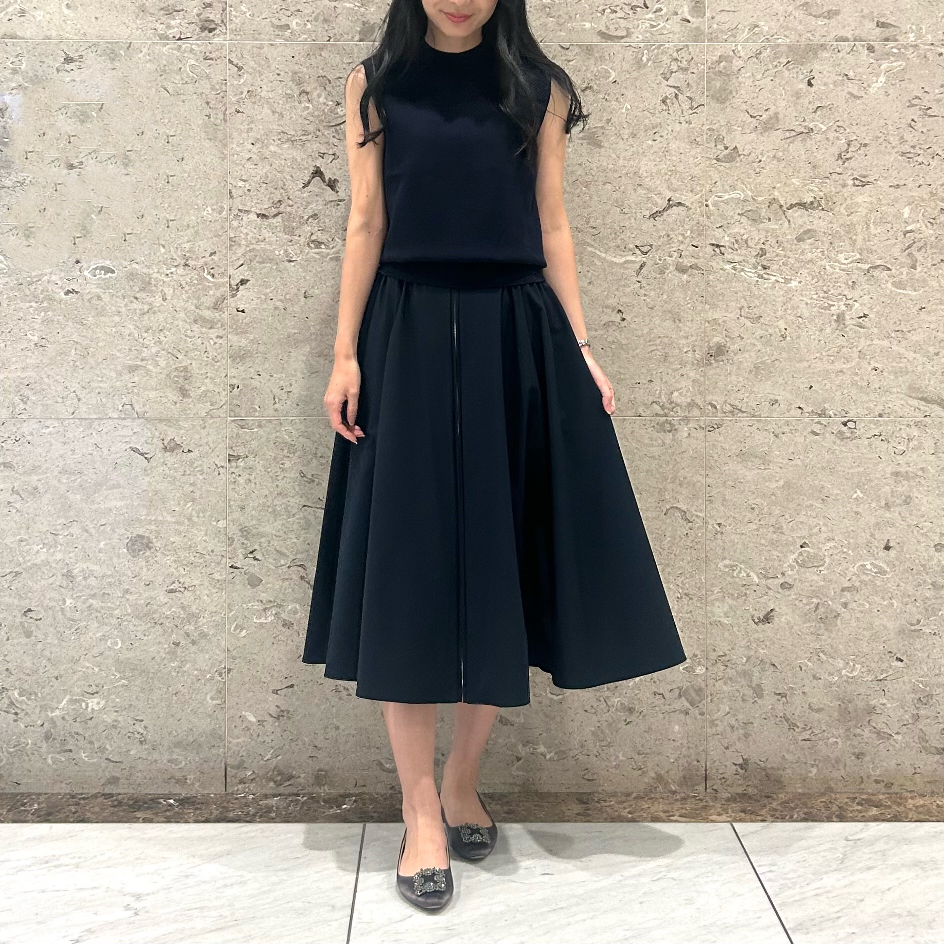 華やかさと品格をまとうネイビーで、初夏もエレガントな装いを | m-i-d