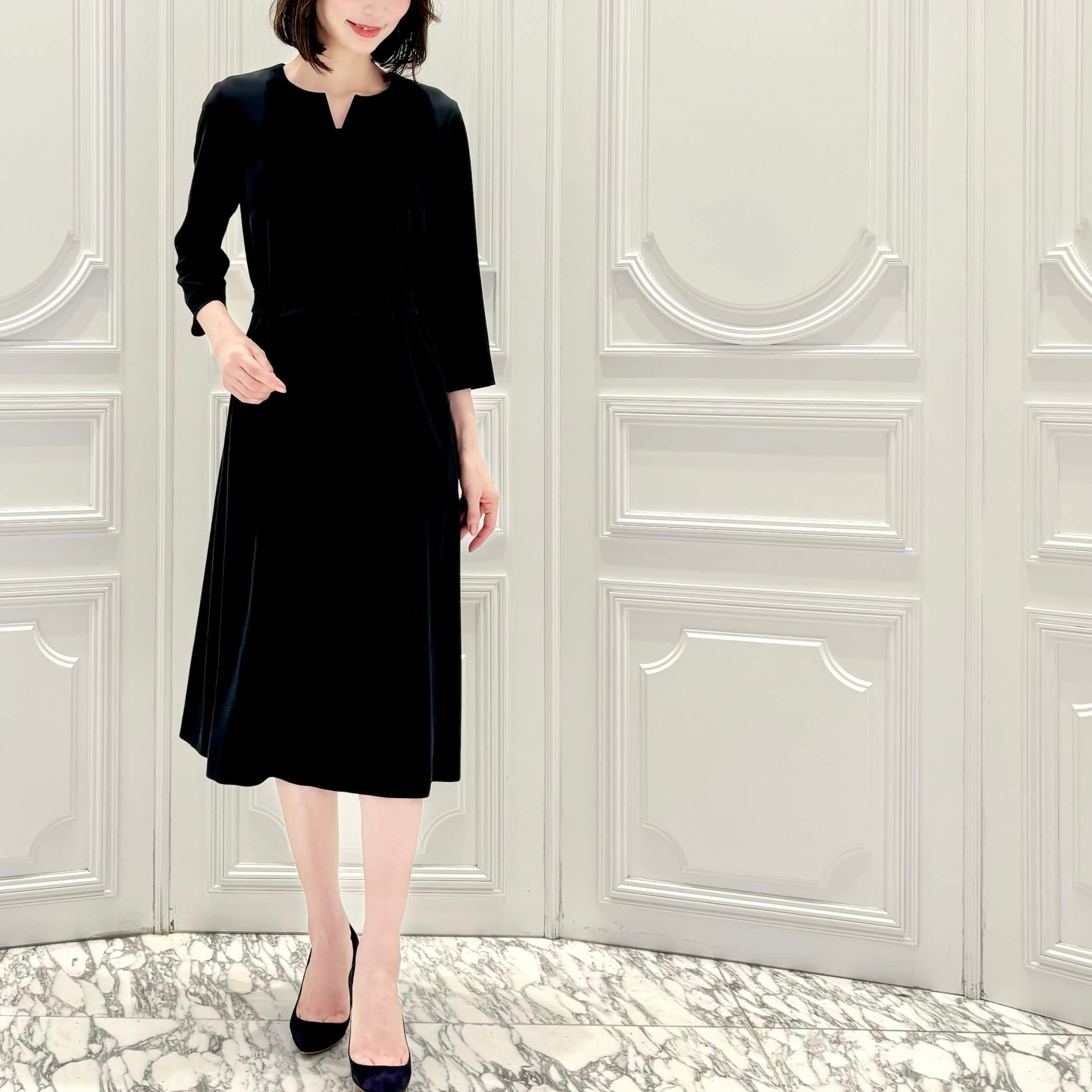 大人の品格漂うネイビーワンピースは美人見えの”ウエストリボン