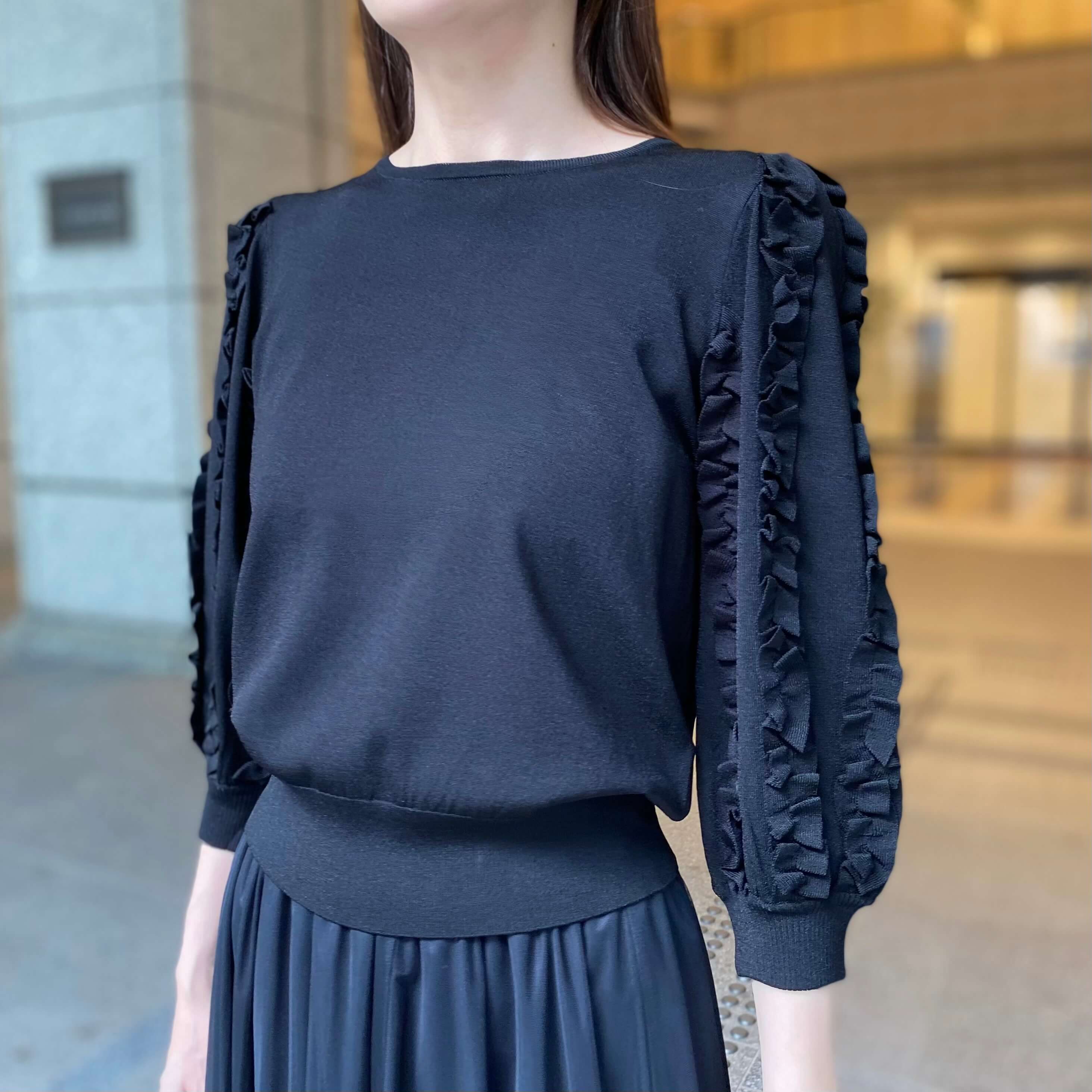 華やかなフリルニットはオールブラックコーデでエレガントに着こなして