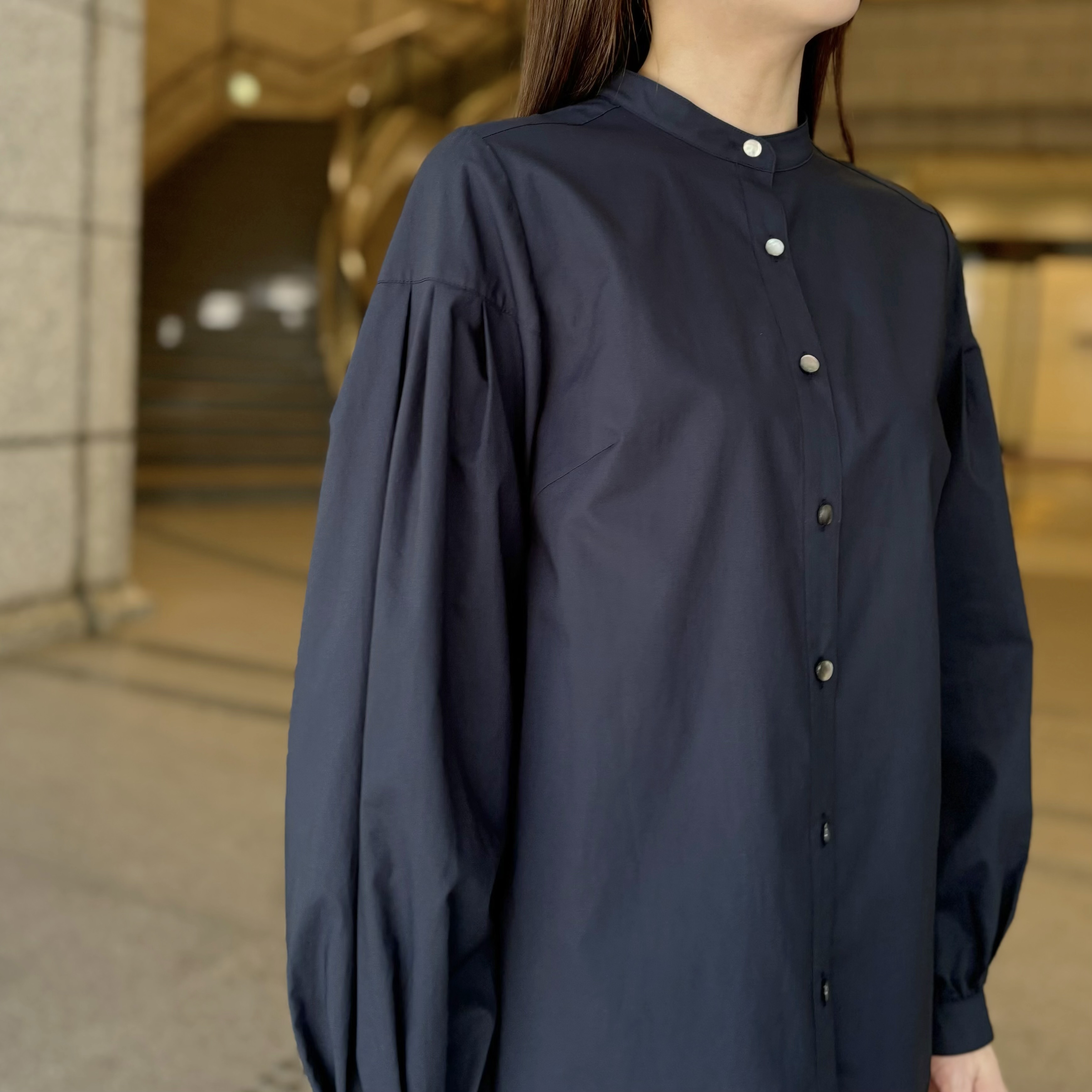 暑さの残る今の時期には綿100%のバンドカラータックスリーブブラウスで