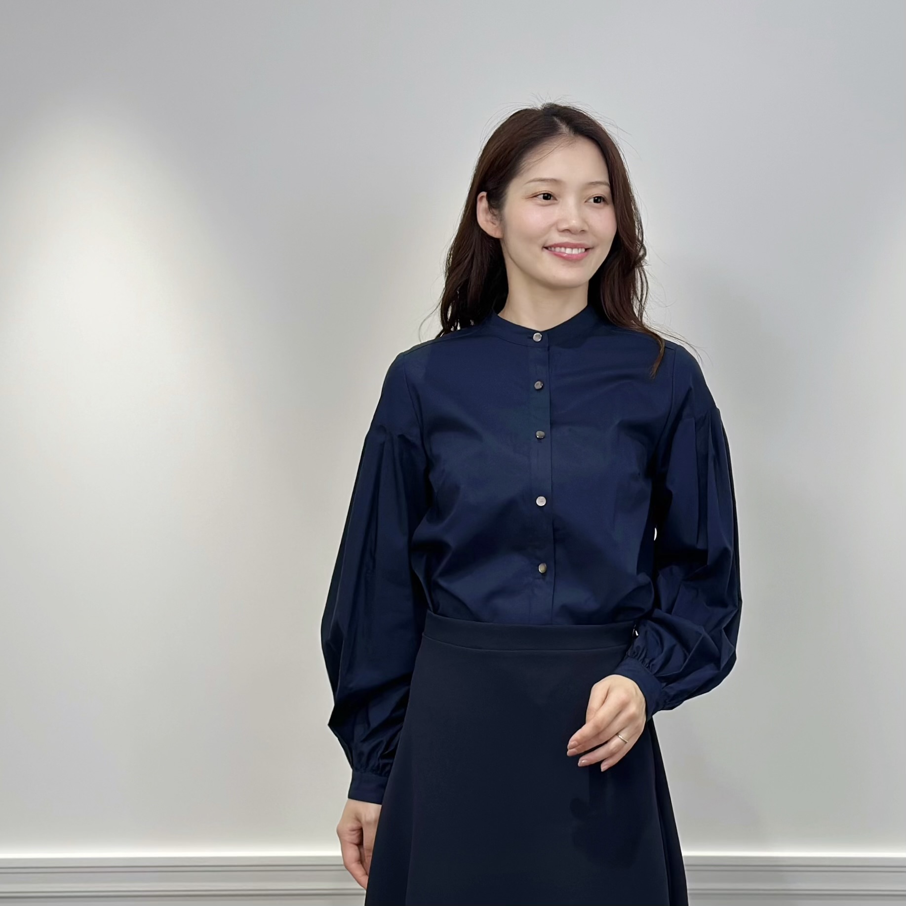 洗練された大人の魅力を引き出すオールネイビーコーデ | m-i-d | M