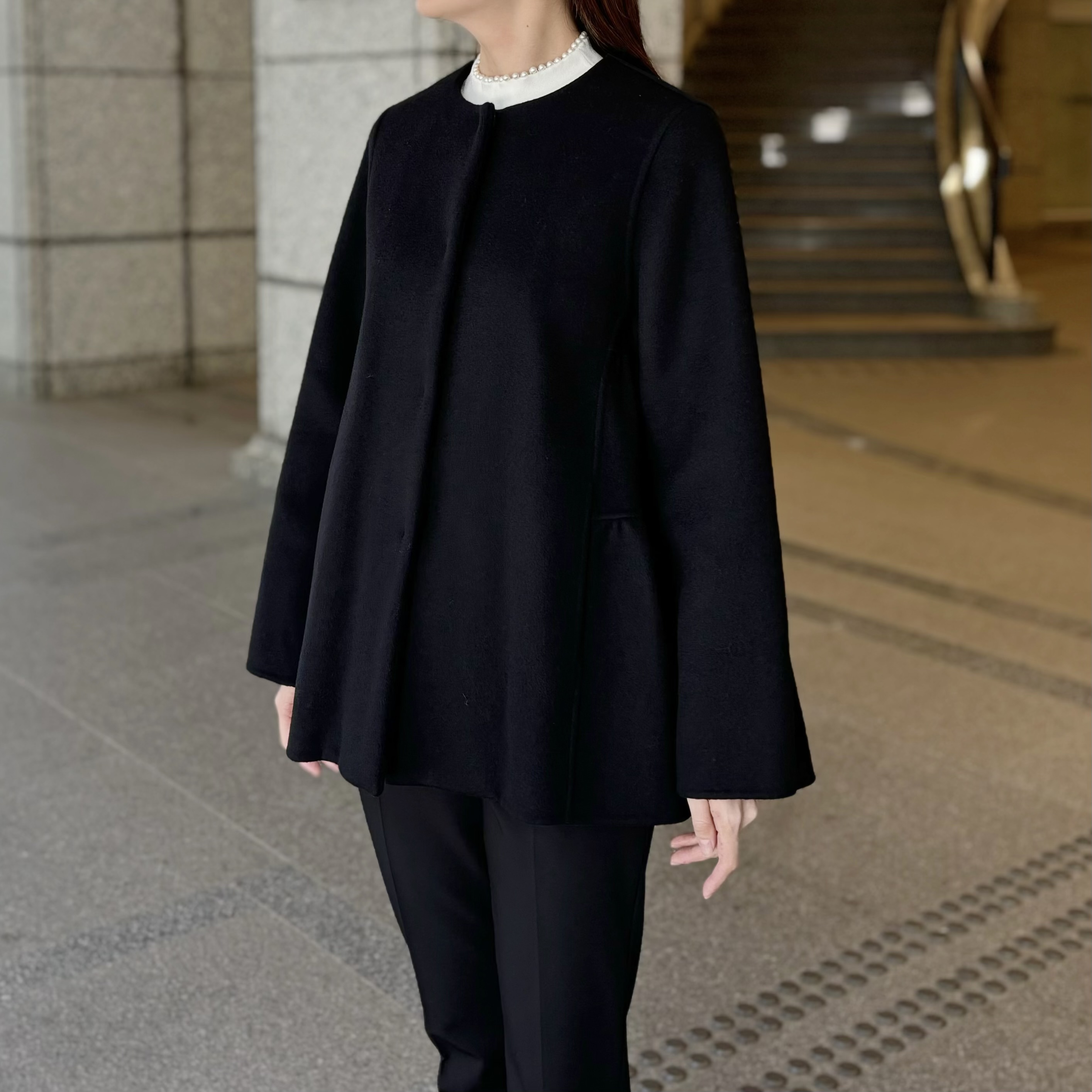 エムプルミエ　バックギャザーフレアリバーコート バックギャザーがポイントに！エレガントスタイルが叶うフレアリバー