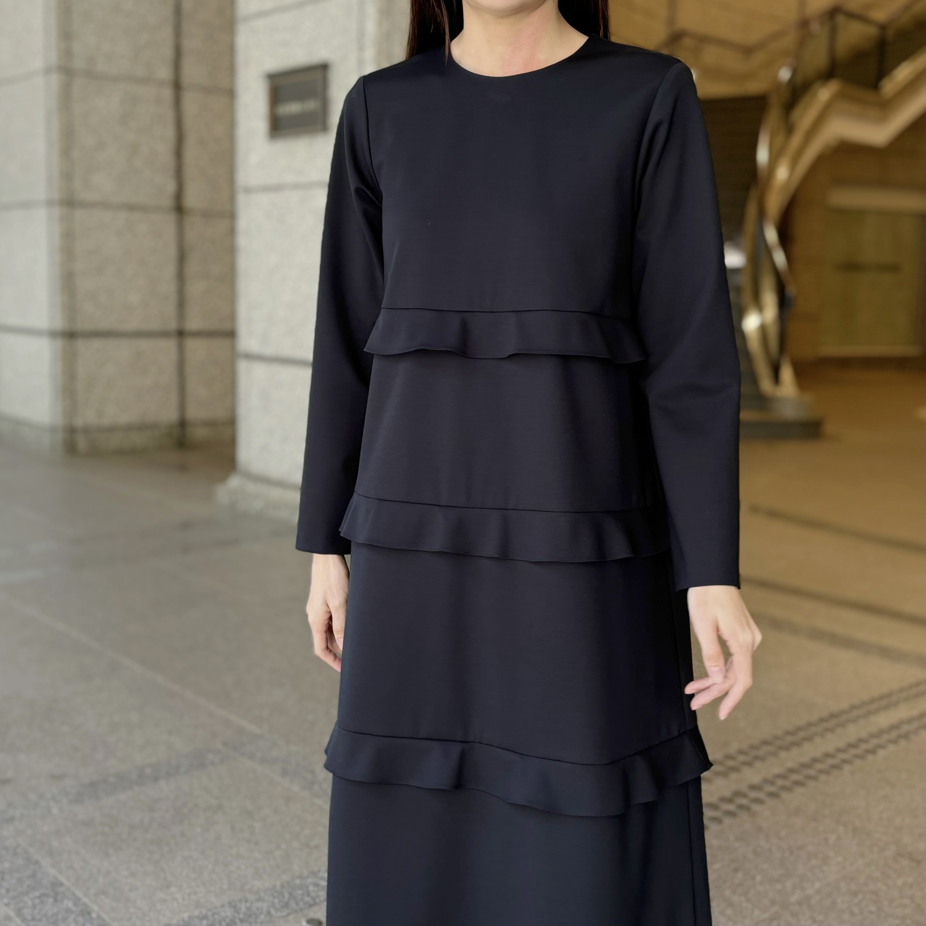 ちか　新品　エムプルミエ　ストレッチポンチティアードワンピース お食事会や行事ごとに！ティアードデザインがエレガントなネイビー