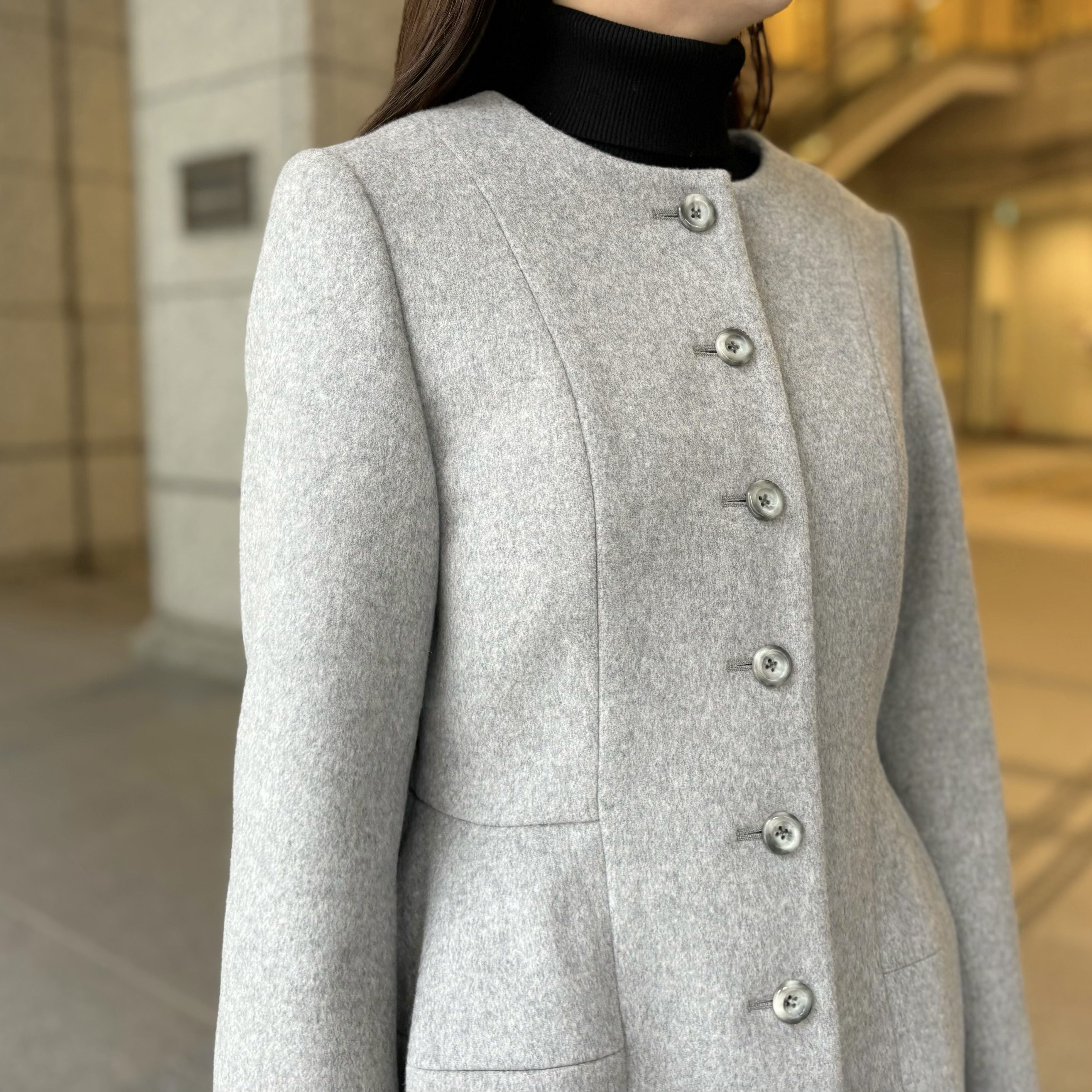 立体感のあるシルエットが魅力！ペプラムショートコートのお出かけ