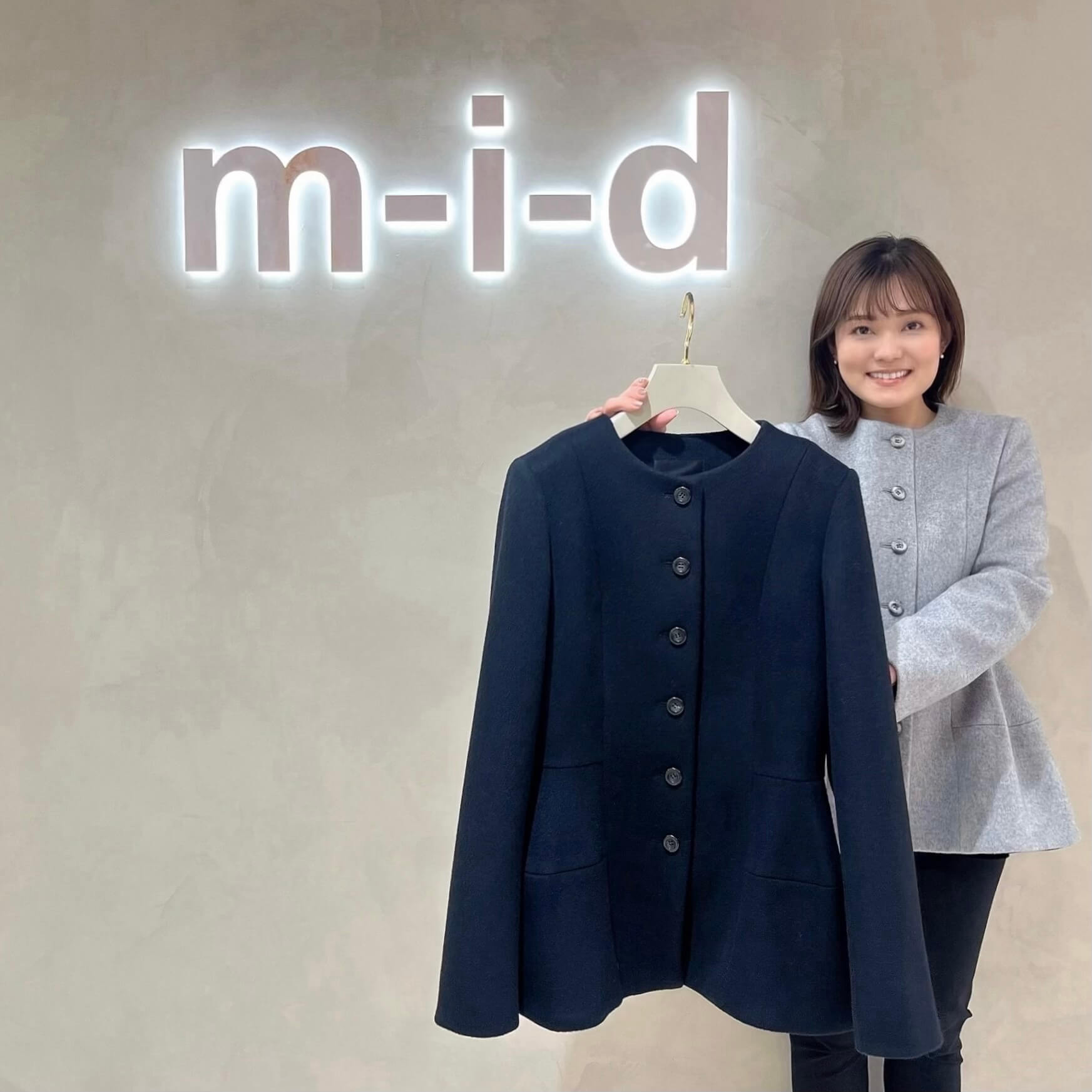 Super140’s ペプラム　ショートコート　エムプルミエ 美シルエットなペプラムショートコートで作るエレガントなモノトーン