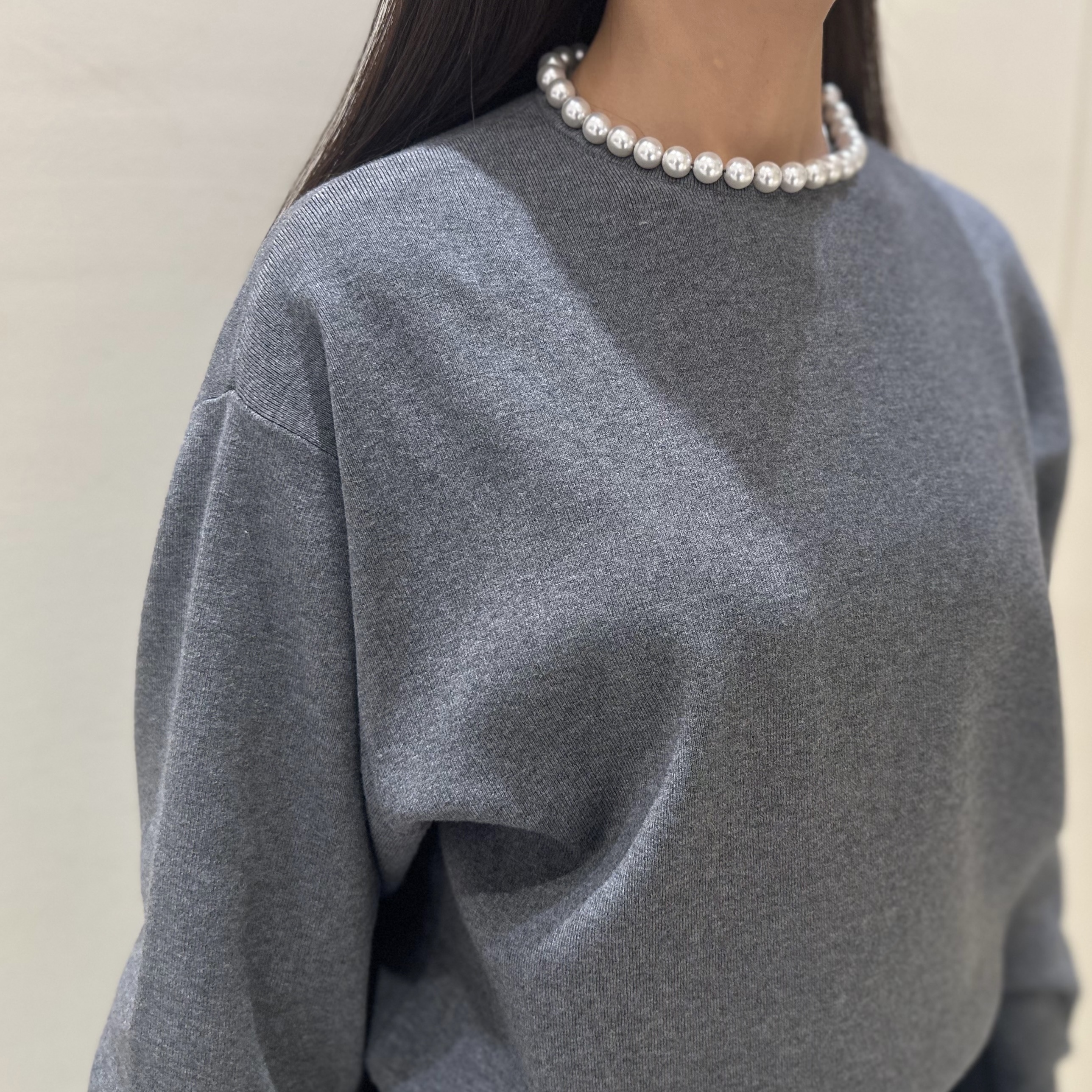 軽やかに華やかな印象が叶う、パールネックニットプルオーバー