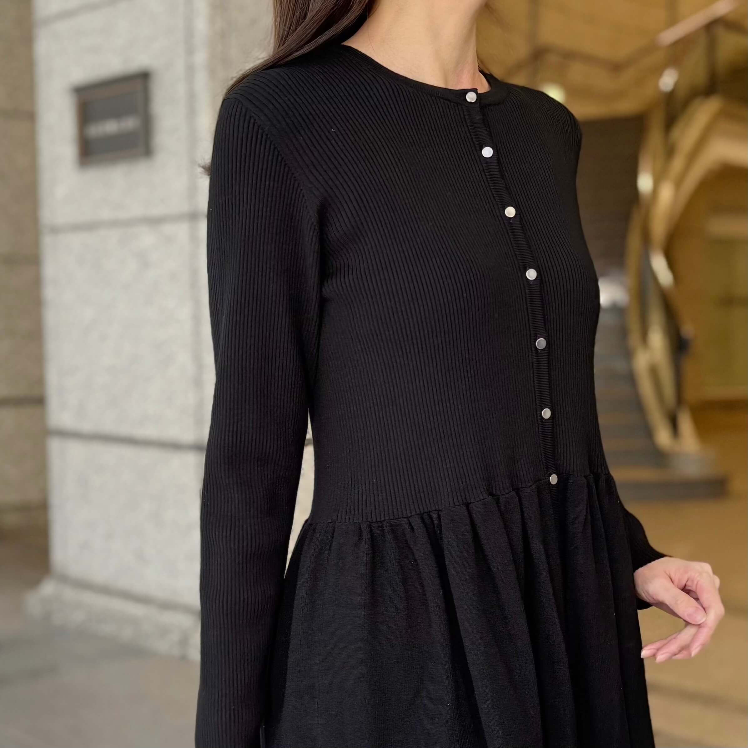 モノトーンをお洒落に楽しむ！ブラック×グレーで作る洗練コーデ