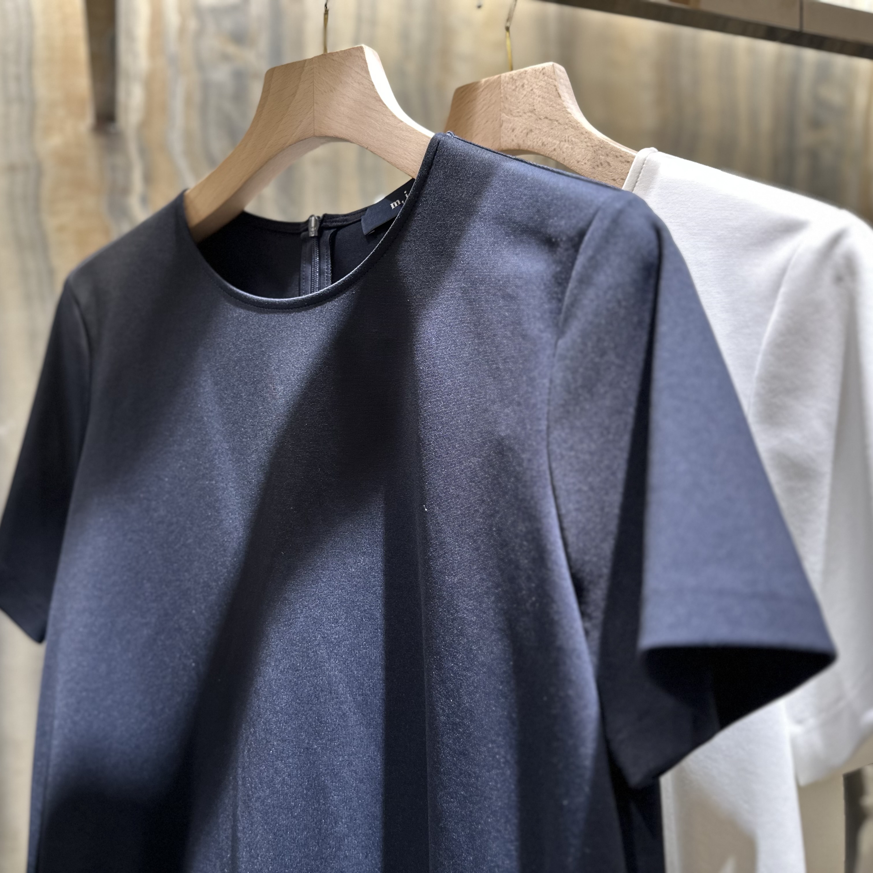 m,i,d, navy / ポンチフリルペプラムカットソーが入荷いたしまし