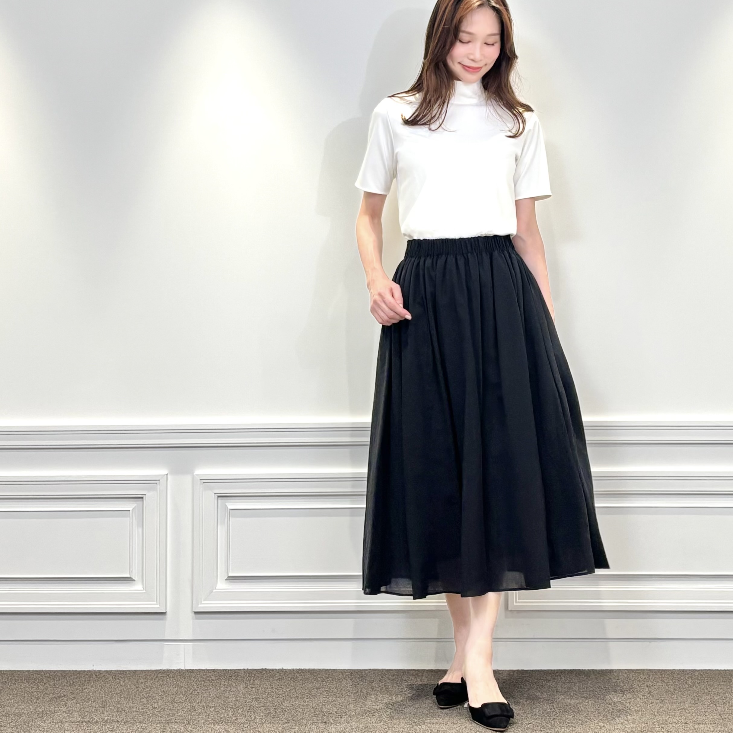 一枚で決まるハイネックトップス×軽やかスカートの優秀モノトーン