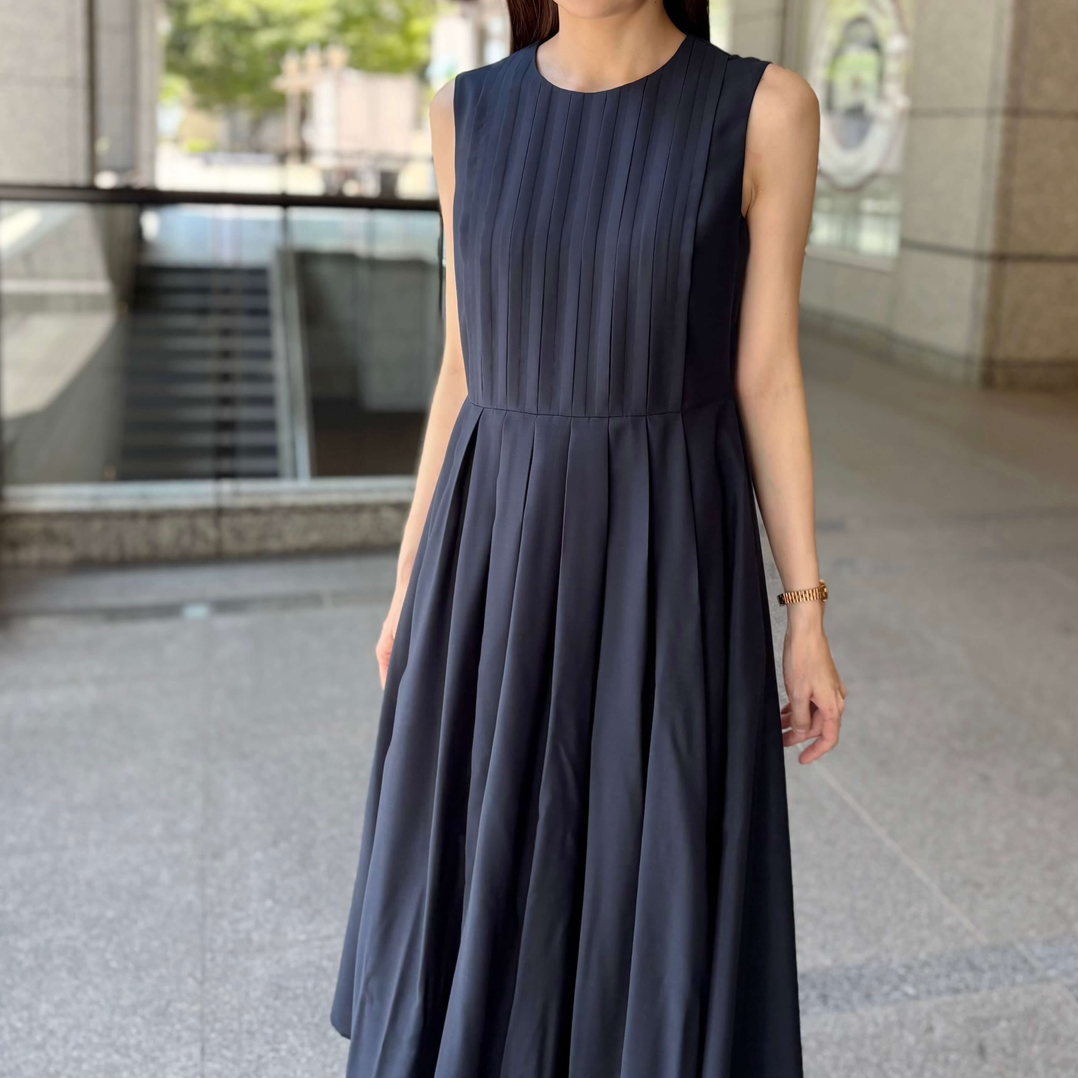優雅に揺れるネイビーワンピースで夏のお出かけをエレガントに | m-i-d