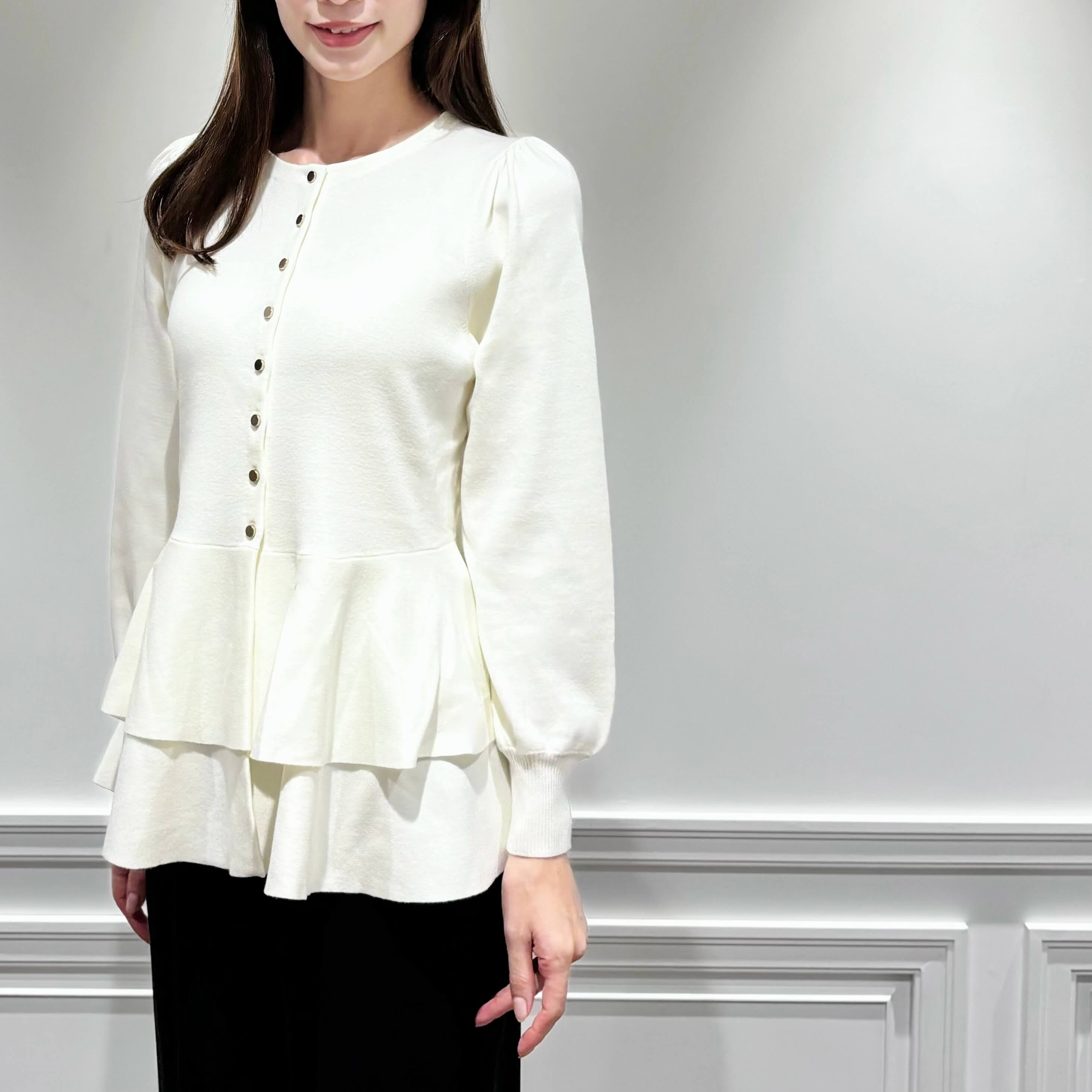 オフィスにも週末にも◎ 秋に映える”メタルボタンペプラムニット”の