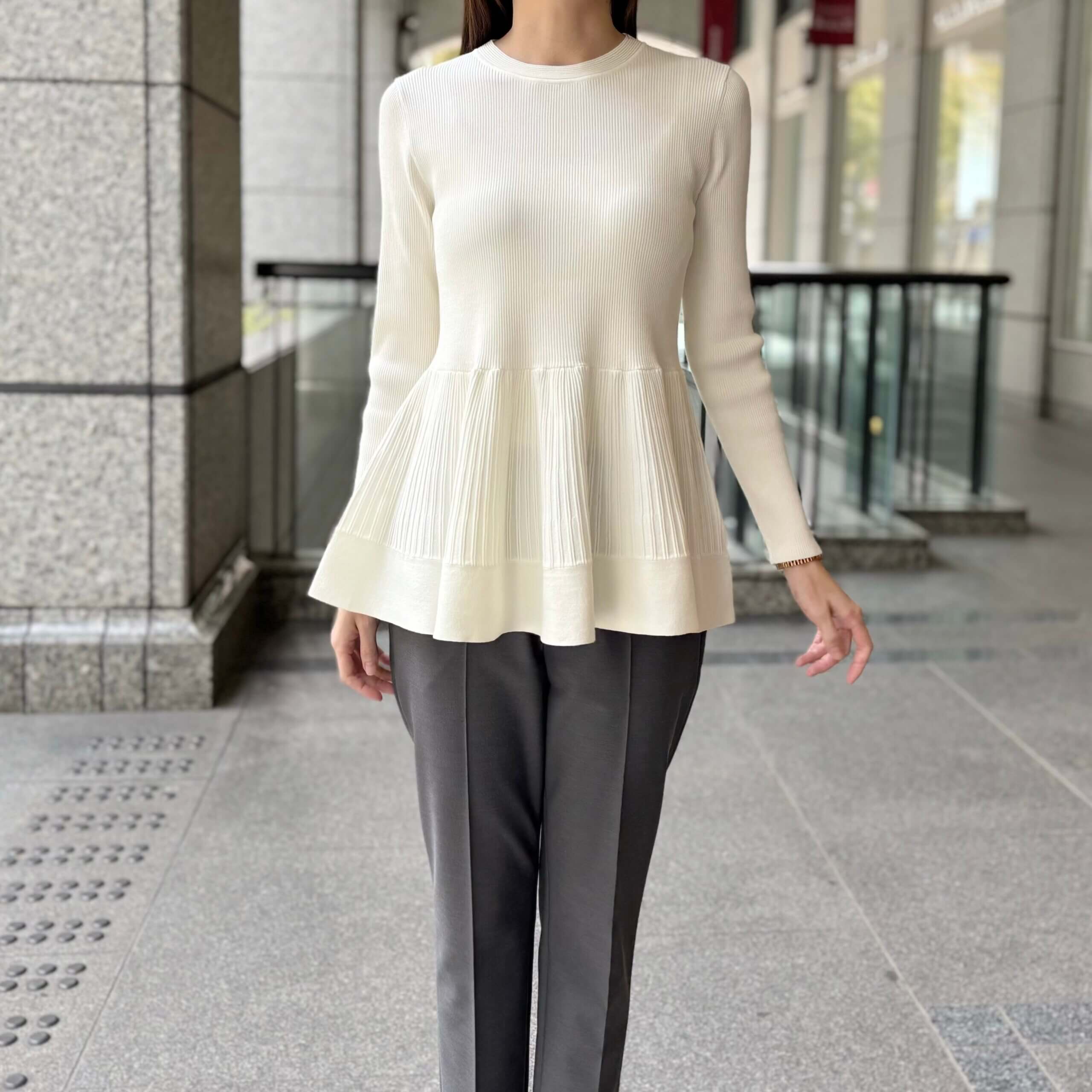 通勤にも休日にも“美シルエット”が叶うペプラムニットスタイル | m-i-d