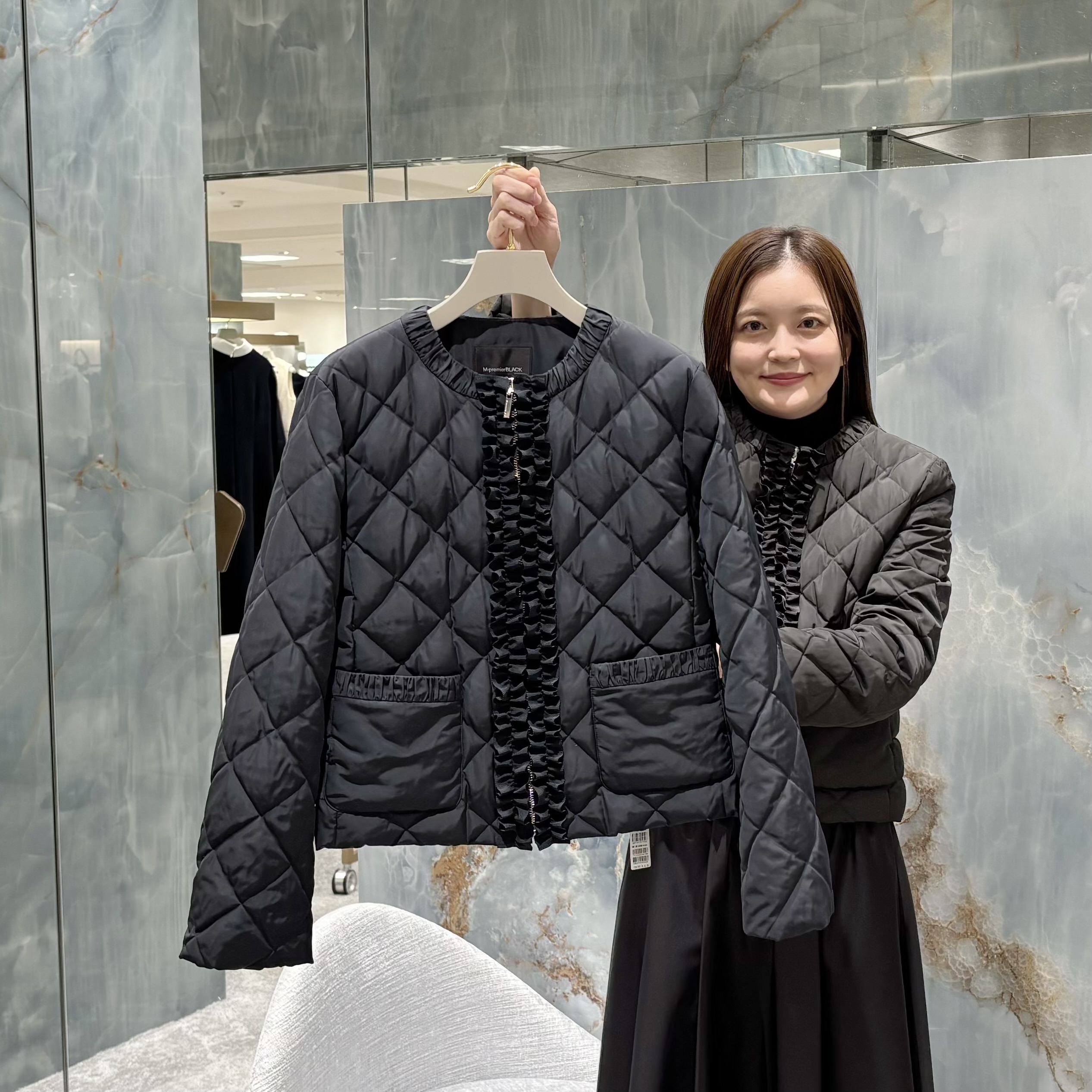 M-PREMIER エムプルミエ フリル ショート ダウンコート 36 RECOMMEND ITEM / フリルが彩る、冬のエレガントショートダウン＠大丸