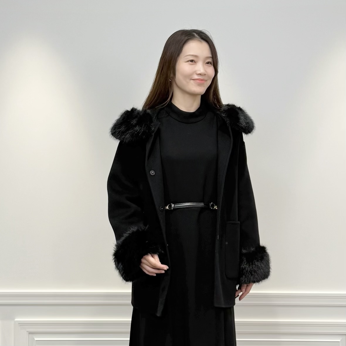 ファーコートで魅せる洗練オールブラック冬コーデ | m-i-d | M-PREMIER