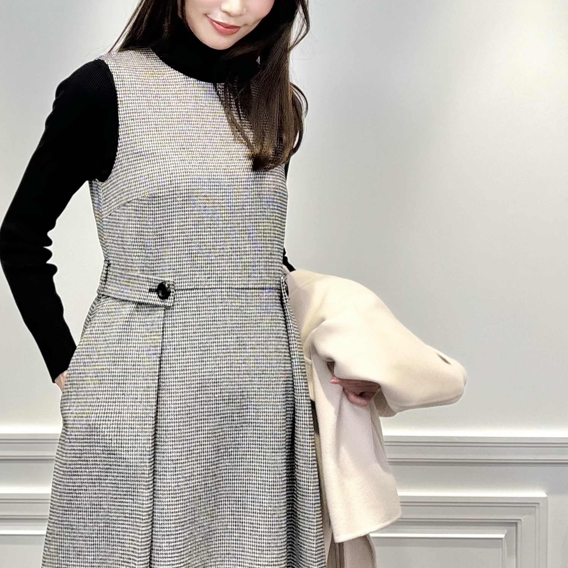 黒タートルで引き締める、大人の千鳥柄ワンピースコーデ | m-i-d | M