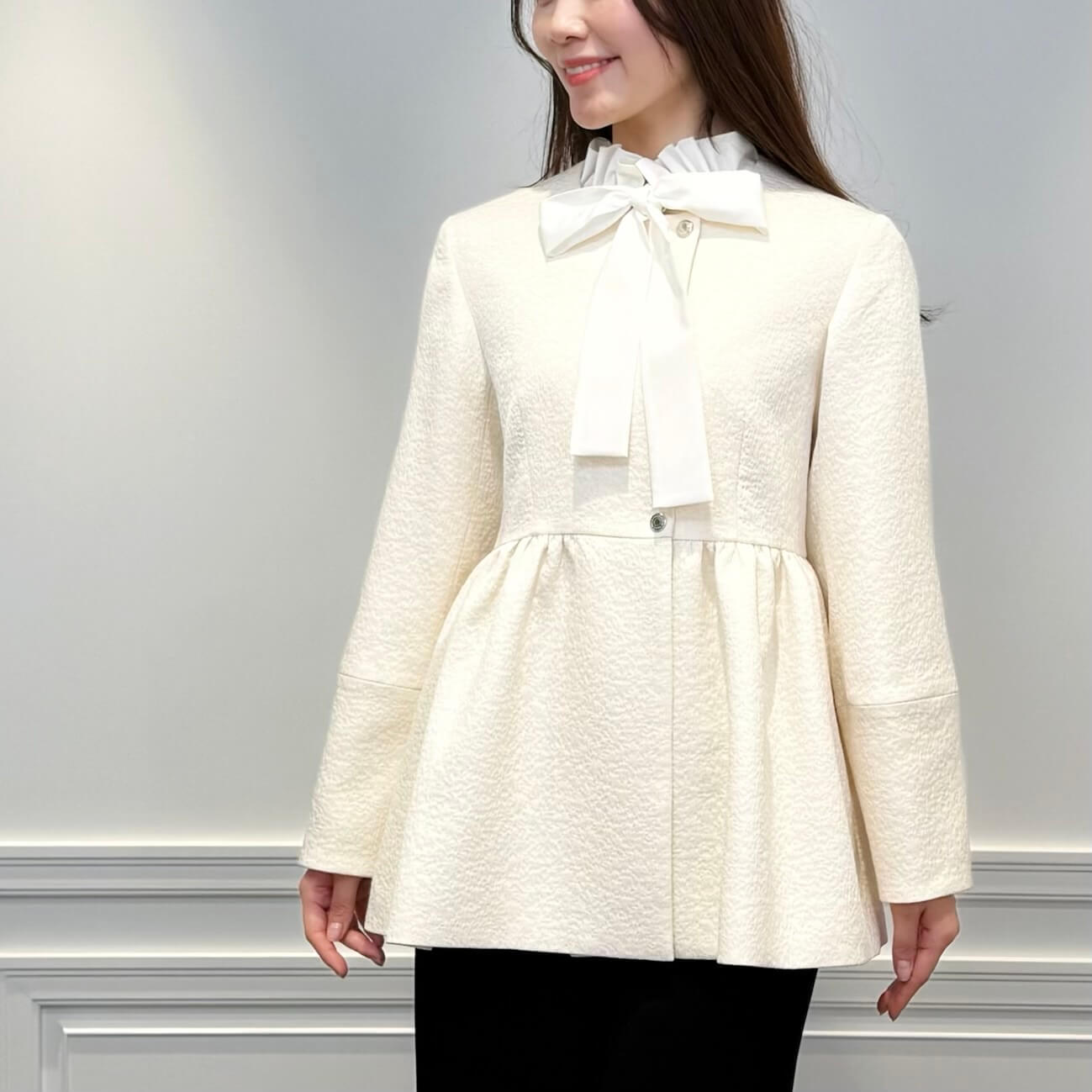 端正さと華やぎを両立する、モノトーンジャケットスタイル | m-i-d | M