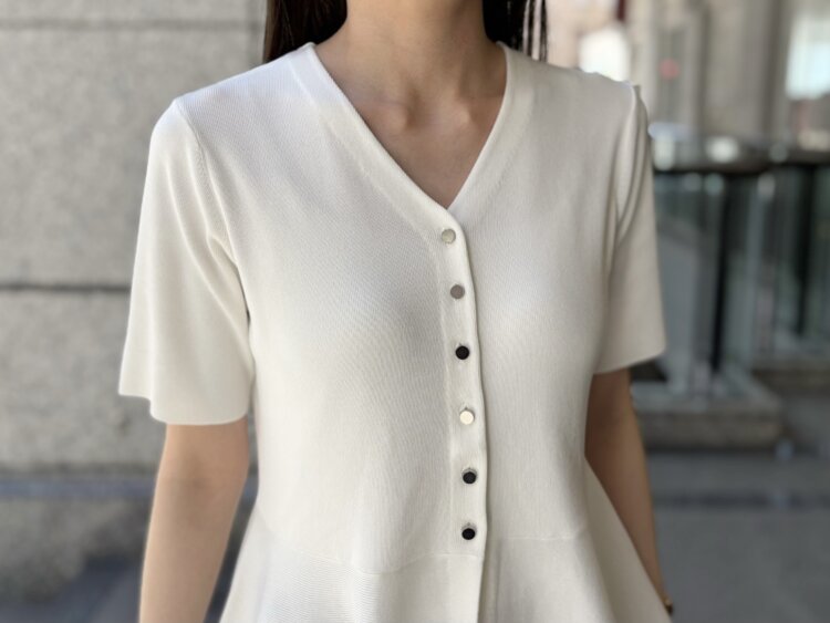 SUMMER SALE】一枚でスタイルアップ！大人のVネックペプラムニット