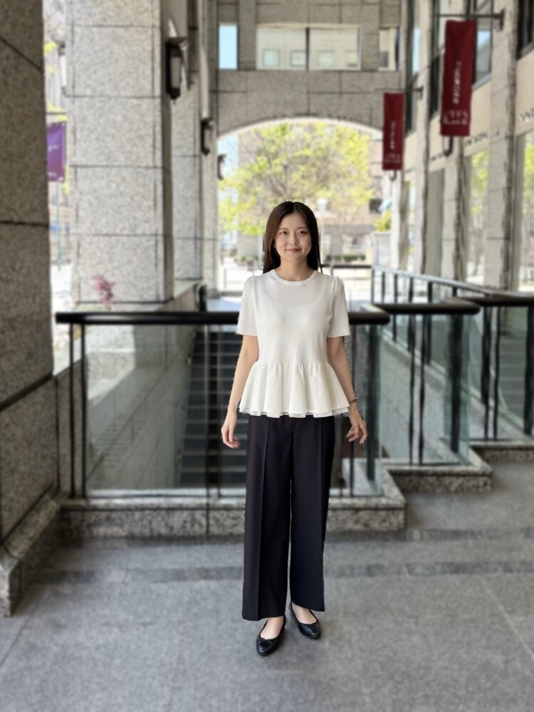 1枚で華やぐ軽やかさと品格を纏う、ペプラムニットスタイル | m-i-d