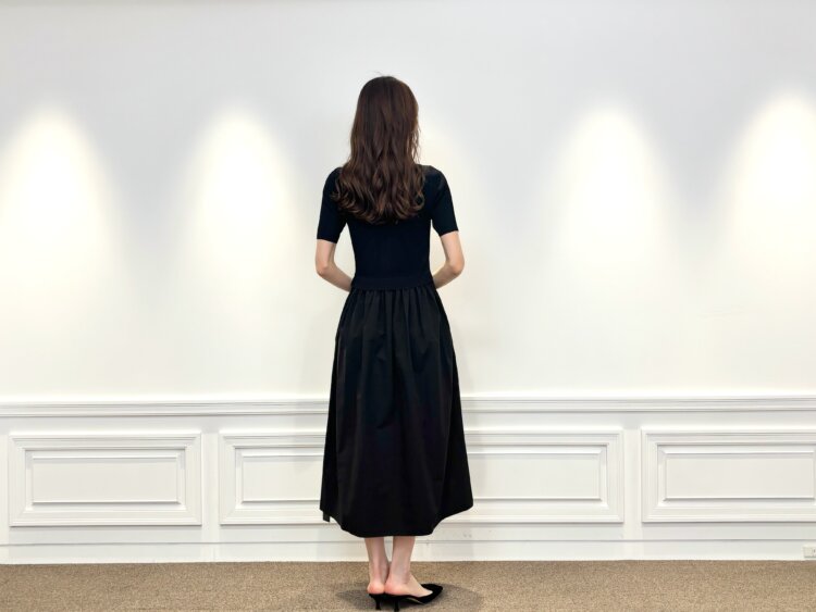 異素材で差がつく、大人のブラックワンピーススタイル | m-i-d | M