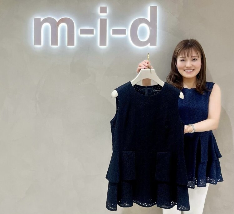 m,i,d, navy” / バックパールボタンが目を惹く新作ブラウスが入荷しま
