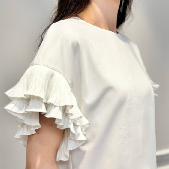 FEW ITEMS / ＜ Vネック半袖ペプラムニット＞のネイビーが残りわずか