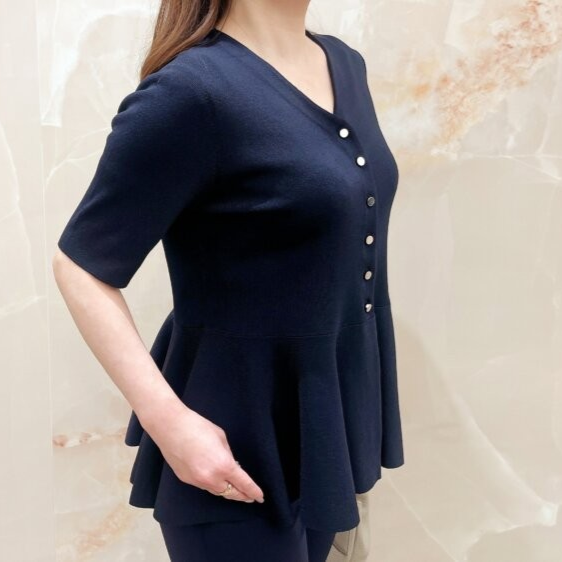 SUMMER SALE】一枚でスタイルアップ！大人のVネックペプラムニット
