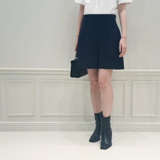 サテンストレッチフレアスカート＞はe-shoppingに近日入荷予定