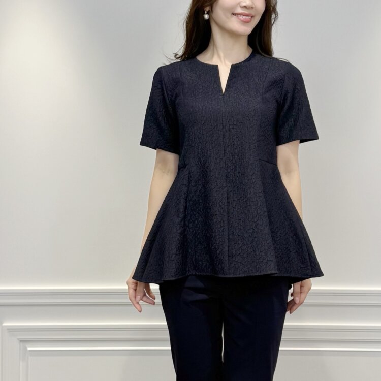 RECOMMEND ITEM / 半袖仕様のペプラムブラウスは、ジメジメした季節の