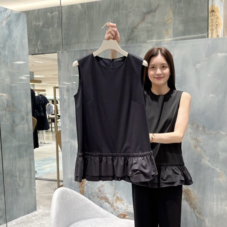 ハイネックニット×テーパードパンツの大人モノトーンコーデ | m-i-d