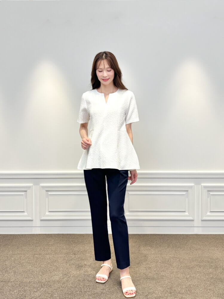 凛とした華やかさを纏う、ホワイト×ネイビーの上品スタイル | m-i-d