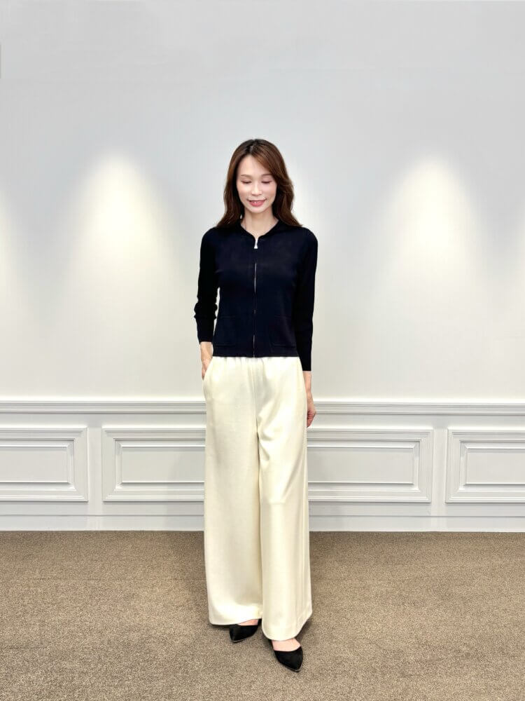 大人の休日を品よく彩る、ネイビー×ホワイトのきれいめカジュアル