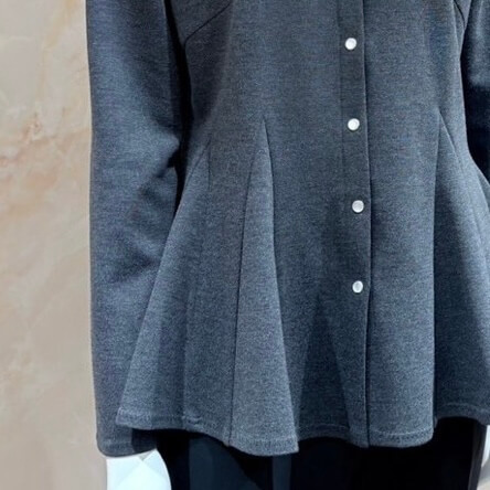 FEW ITEMS / ＜パールボタンバンドカラーペプラムブラウス＞のブルーが